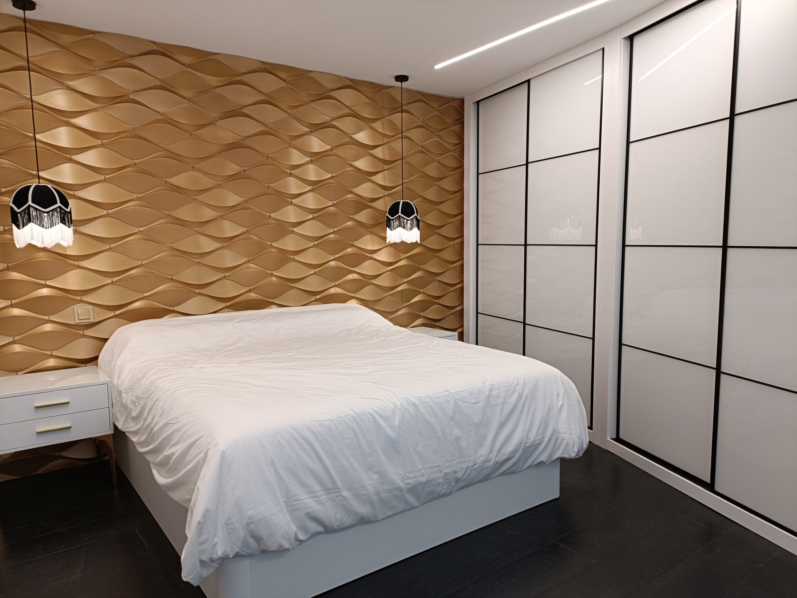 Dormitorio de reforma integral en Valladolid con pared texturizada y armarios a medida