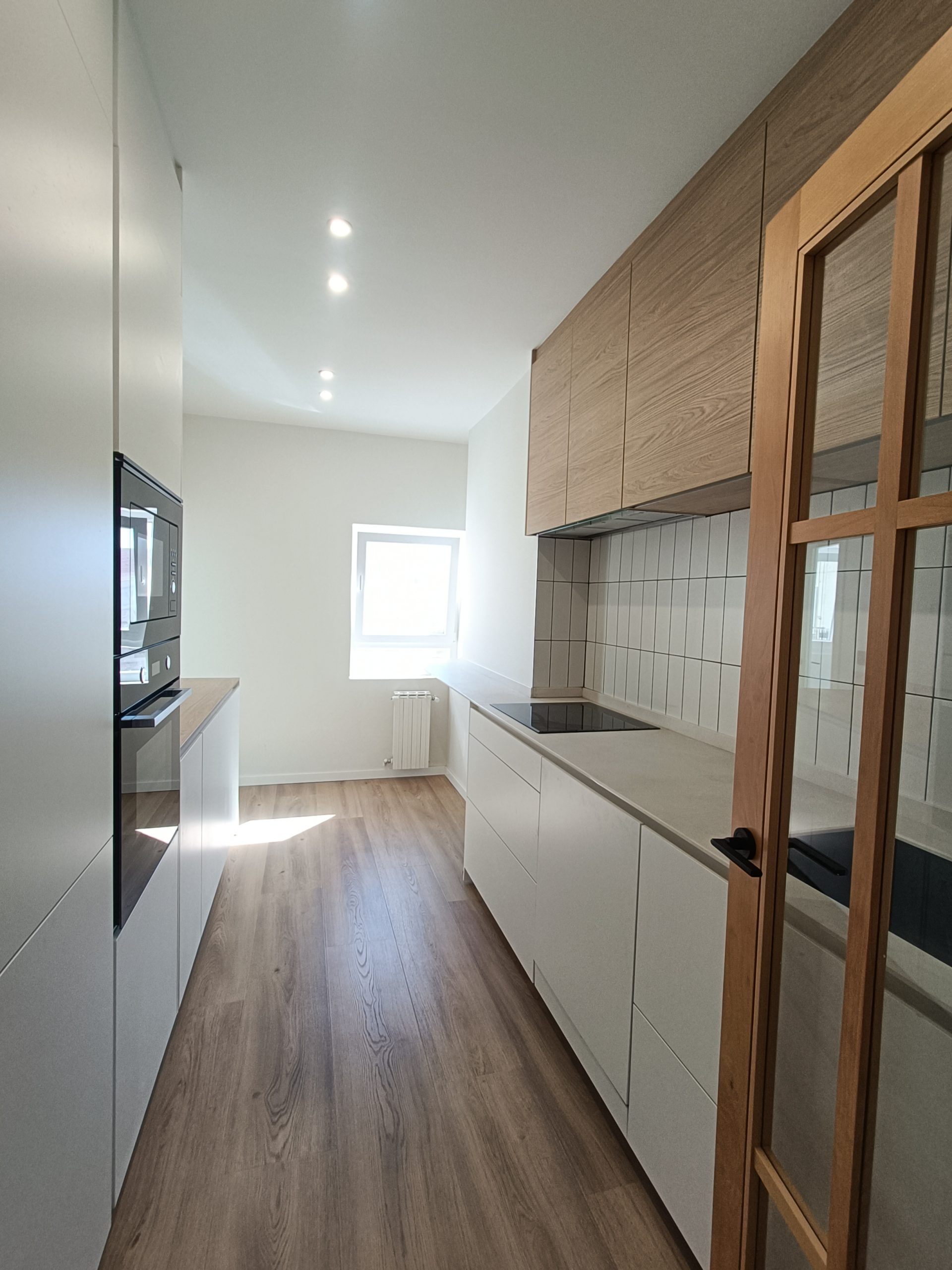 Reforma de cocina alargada en Valladolid con armarios a medida y cocina vitrocerámica