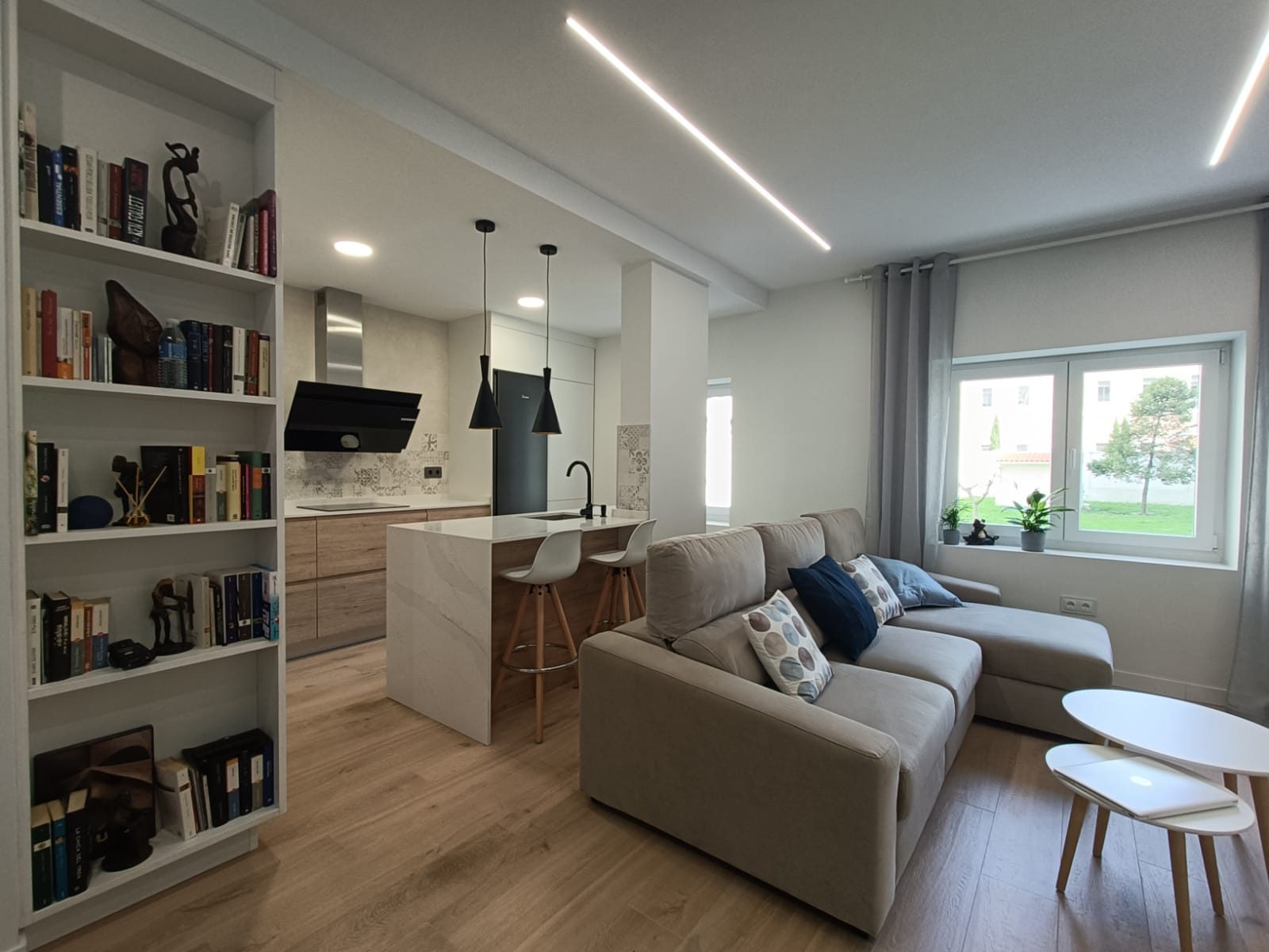 Reforma de cocina abierta al salón en Valladolid con isla y barra