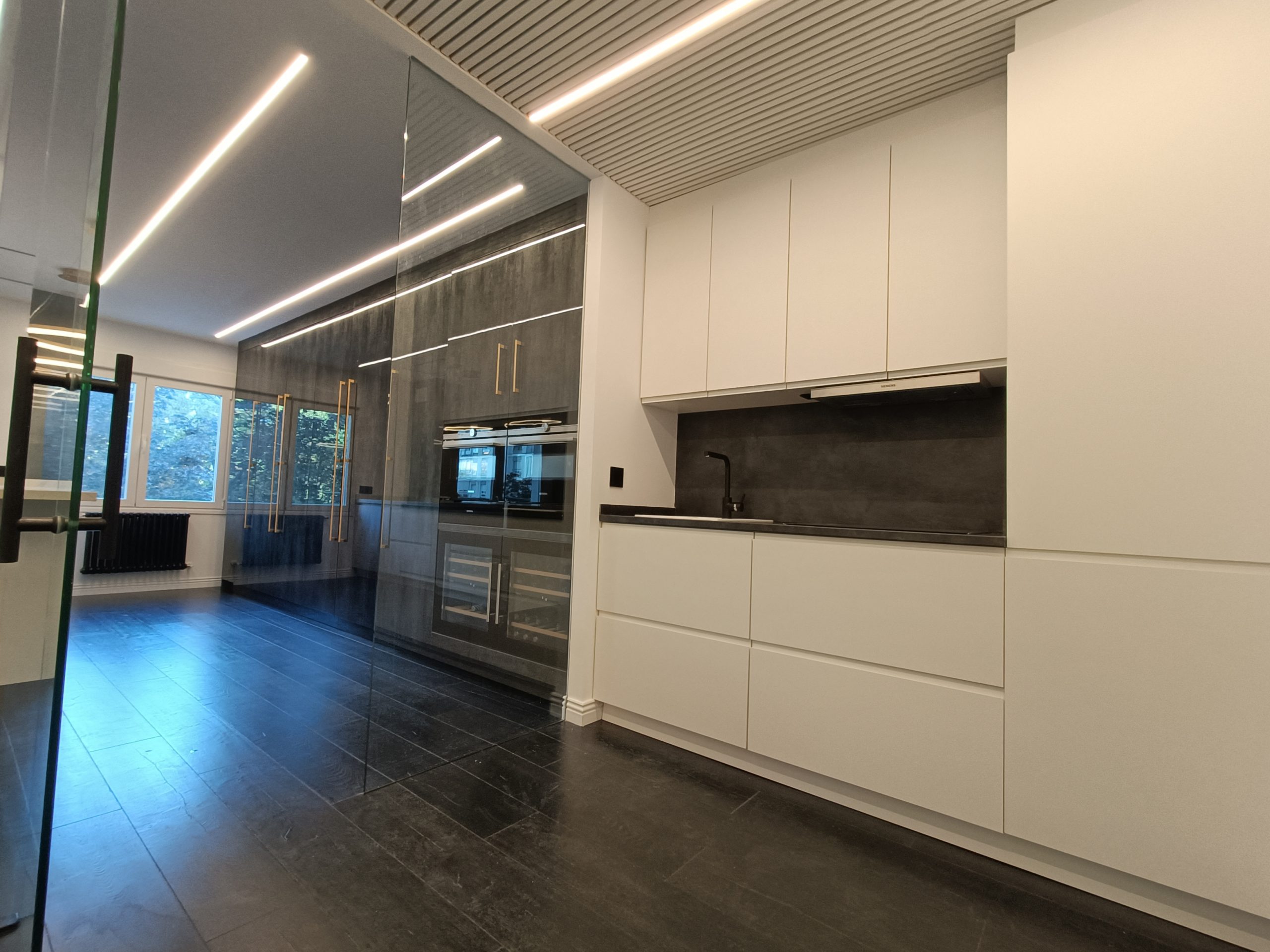 Reforma de cocina moderna en Valladolid con mobiliario a medida e iluminación lineal