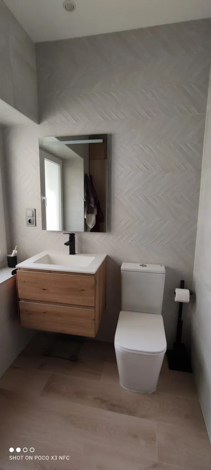Reforma de baño con plato de ducha, mampara negra y grifería negra en Valladolid — foto 3
