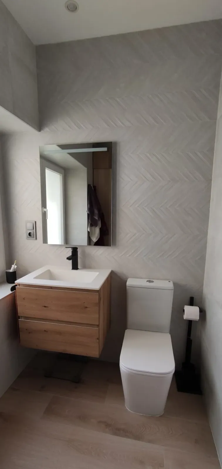 Reforma de baño en calle Miguel Iscar con acabados en negro y ducha a ras — foto 3