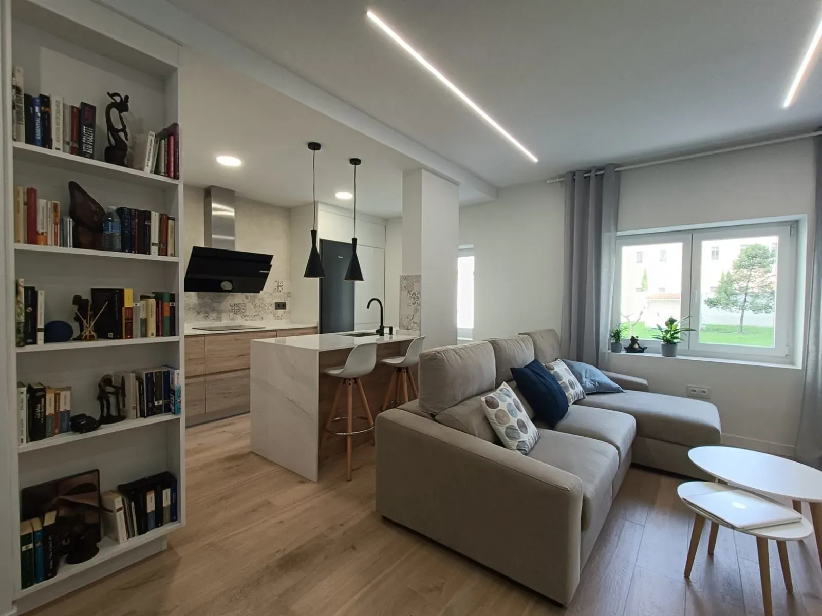 Reforma de cocina abierta al salón en Valladolid con isla y barra