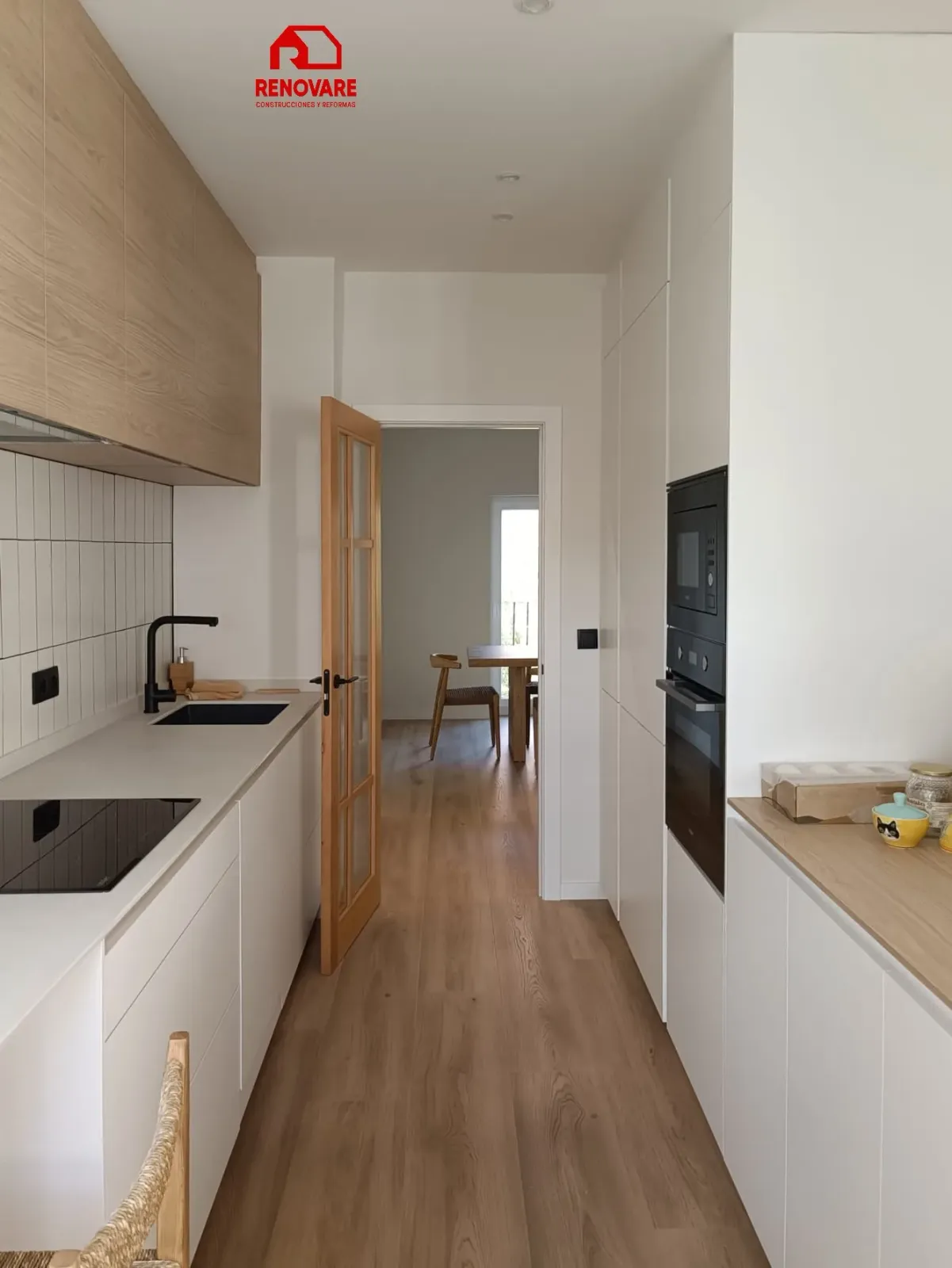 Reforma de cocina en Valladolid con mobiliario blanco, madera y electrodomésticos integrados — foto 2