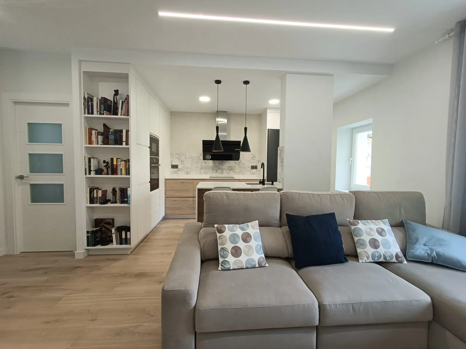 Reforma de cocina abierta al salón en Valladolid con isla y barra — foto 2