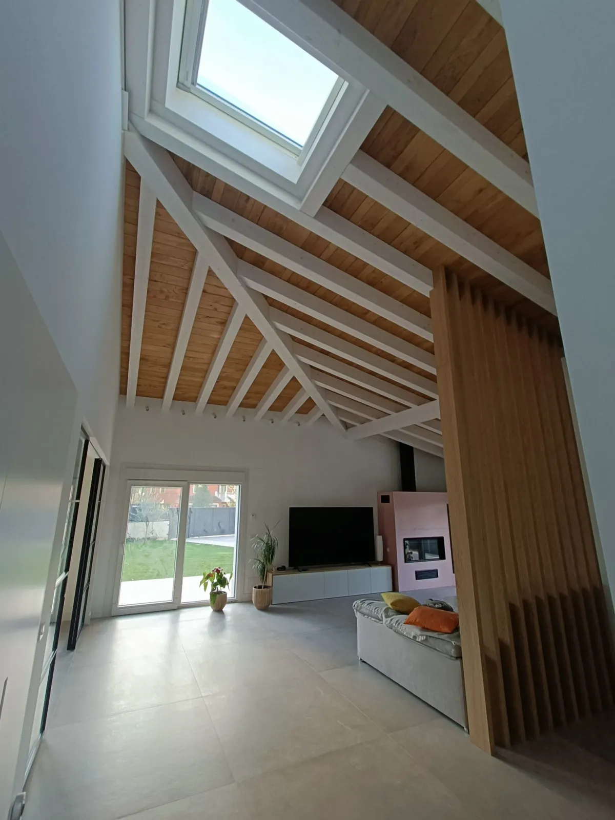 Reforma de vivienda unifamiliar en provincia de Valladolid con fachada blanca y carpintería negra — foto 2