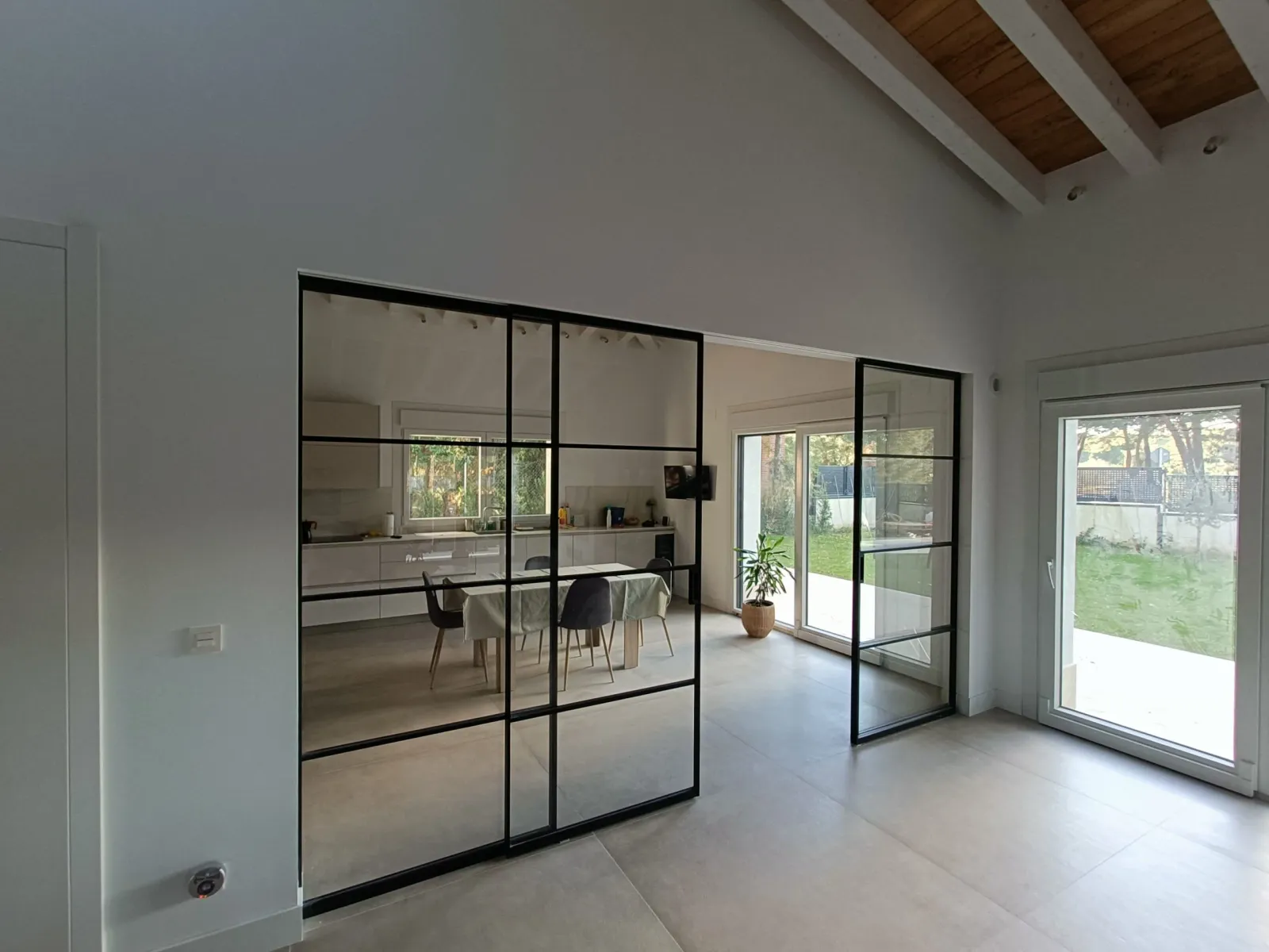 Reforma de vivienda unifamiliar en provincia de Valladolid con fachada blanca y carpintería negra — foto 3